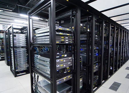 Kabinler, farklı kapasite seçenekleriyle sunulmakta olup, 42U veya 48U gibi standart boyutlarla gelen modellerin yanı sıra özelleştirilebilir seçenekler de mevcuttur.