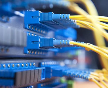 Yüksek hızda internet erişimi, düşük kayıplı veri iletimi ve uzun mesafelerde güvenilir bağlantılar sağlamak amacıyla fiber optik kablolar, FTTH (Fiber to the Home), FTTC (Fiber to the Curb) ve FTTB (Fiber to the Building) gibi altyapı çözümleri sunar.