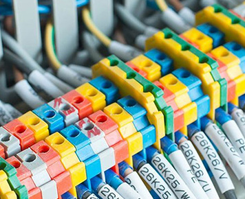 Zayıf akım çözümleri, fiber optik kablolar, telefon ve internet hatları, telefon santralleri ve sesli çağrı sistemleri gibi uygulamalarla modern yaşamın her alanında güvenlik ve iletişim sağlamak için kullanılır